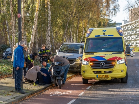 Twee dames hard ten val bij glijpartij met scooter