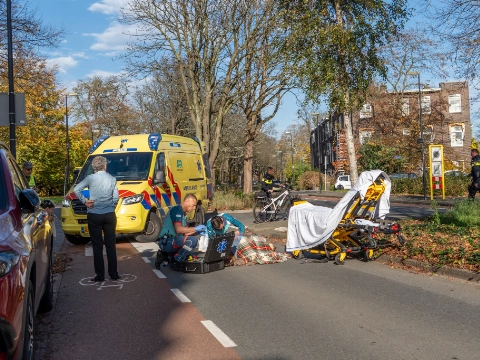 Vrouw gewond na aanrijding scooter