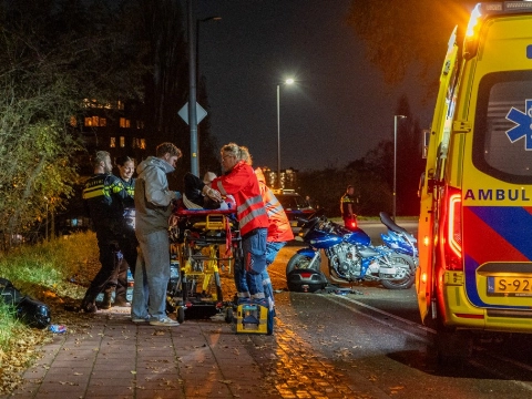 Motorrijder gewond na botsing met lantaarnpaal in Vlaardingen