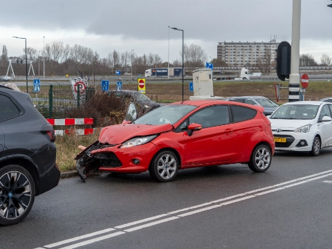 Aanrijding op knooppunt Vijfsluizen