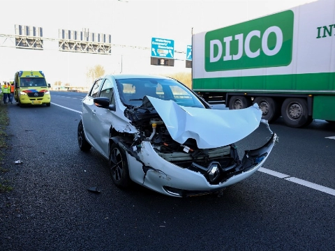 Aanrijding tussen auto en vrachtwagen op de A20