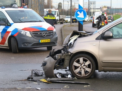 Bestelbus en personenauto zwaarbeschadigd bij aanrijding in Vlaardingen
