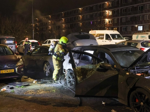 Auto in lichterlaaie in Vlaardingen