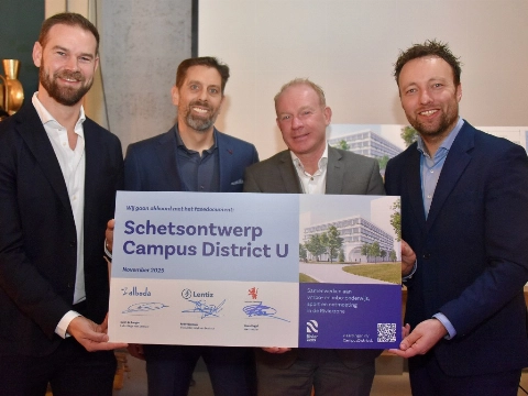 Handen op elkaar voor schetsontwerp Campus District U