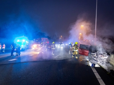 Auto in brand na aanrijding op de A20