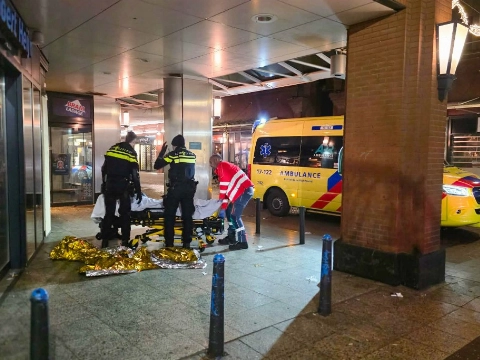 Man gewond afgevoerd na inbraak bij slijterij in Vlaardingen