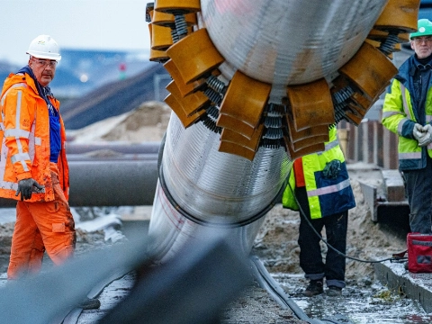 WarmtelinQ boort langste warmtetransportleiding onder Nieuwe Maas