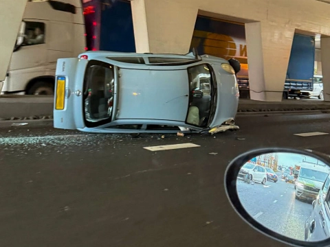 Auto op zijn kant bij Vijfsluizen