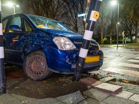 Auto knalt tegen verkeerslicht na botsing op Lepelaarsingel
