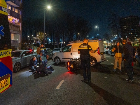 Motorrijder gewond na aanrijding met busje