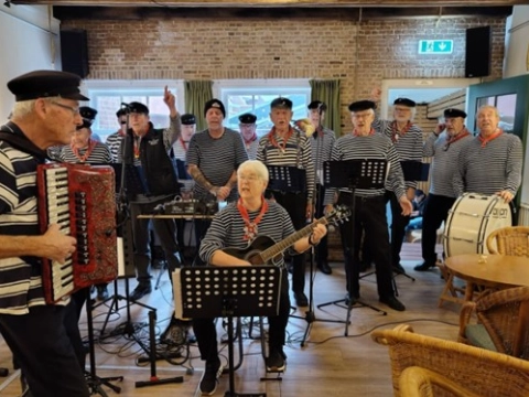 Zeemansliedjes en gezelligheid in aanloophuis De Groene Luiken