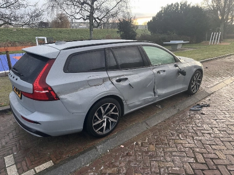 Strooiwagen rijdt geparkeerde auto aan in Vlaardingen
