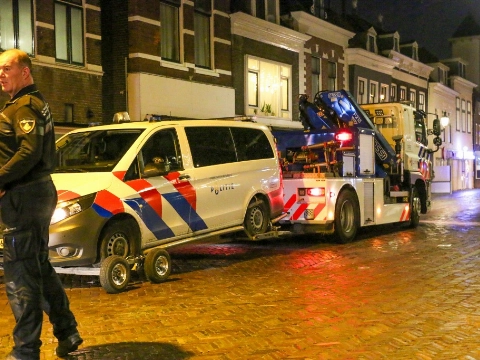 Motorblok politiebusje aan gruzelementen na botsing met poller