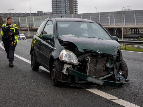 Auto crasht in beruchte bocht Kethelplein