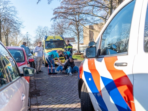 Fietser per ambulance naar ziekenhuis na plots geopende autodeur
