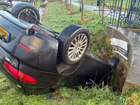 Weer auto ondersteboven in sloot door gladheid