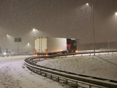 Vrachtwagen komt oprit A20 niet op door gladheid