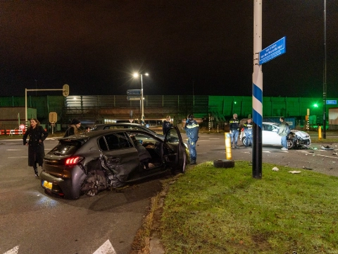Enorme ravage na aanrijding op kruispunt in Vlaardingen