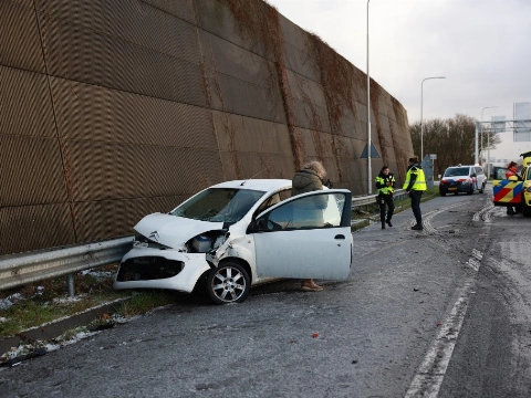 Auto vol in de vangrail na aanrijding met vrachtwagen op Kethelplein