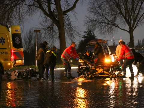 Scooterrijder gewond na aanrijding op de Maassluissedijk