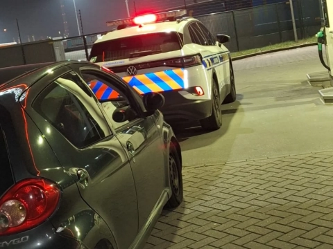 Vrouw de weg op met onverzekerde auto met verlopen APK