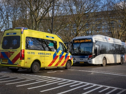 Bus vol in de remmen, buspassagier gewond