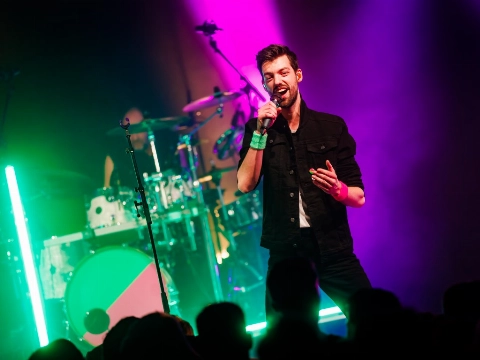 Doe Maar Net Alsof kleurt Stadsgehoorzaal neonroze en -groen