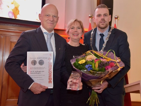 Erepenning voor burgemeester Bert Wijbenga