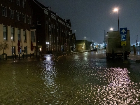 Kades onder water in Vlaardingen