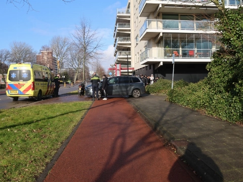 Bezorgscooter klapt op auto in Vlaardingen