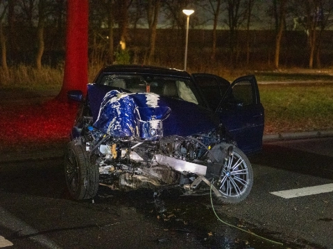 Auto total loss na rammen lantaarnpaal in Vlaardingen