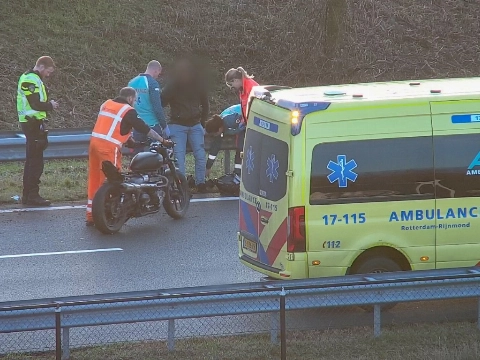 Motorrijder hard onderuit in bocht Kethelplein