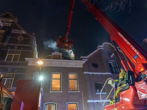Brand in schoorsteen van woning Oosthavenkade