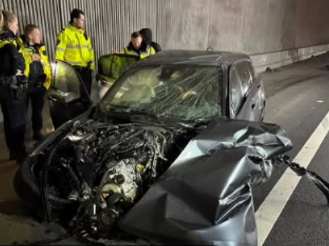 Auto knalt tegen vangrail, ravage op de A20