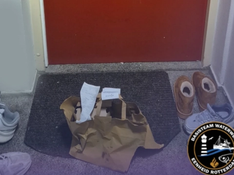 Politie bezorgt achteloos weggegooide Thuisbezorgd-tas weer netjes thuis!