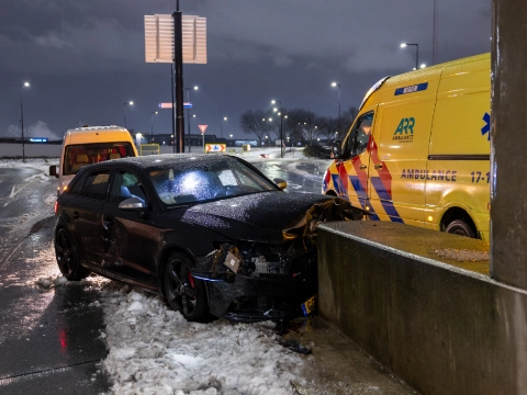 Auto botst op betonnen spoorviaduct na aanrijding