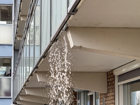 Waterellende Holysingel door lekkage bovenburen