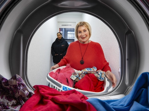 Waterweg Wonen opent  gezamenlijke wasserette aan de Zwaluwenlaan