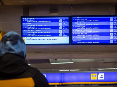 Treinverkeer in hele land plat door winterweer en IT-storing
