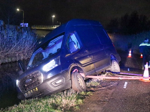 Bestelbus komt half in het water terecht