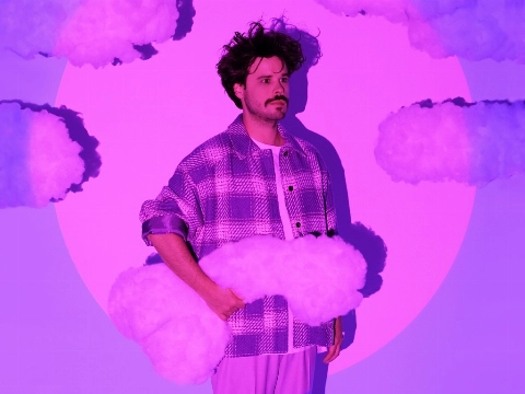 Vlaardinger Christian van Eijkelenburg speelt solovoorstelling Wanen in Stadsgehoorzaal