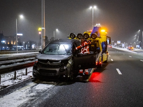 Auto knalt tegen vangrail