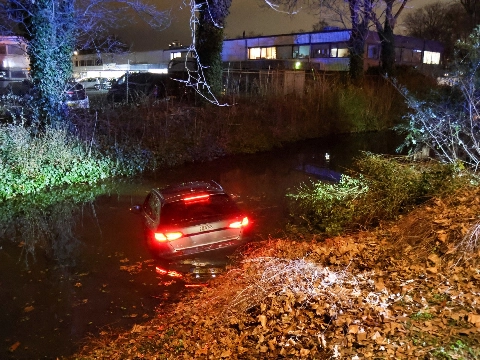 Meerdere gewonden na auto te water in Vlaardingen