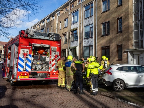 Brandend kastje zorgt voor veel rook