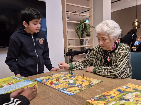 Groep 6 van het Spectrum zorgt voor een lach bij demente ouderen