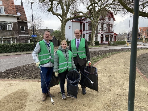Een verjaardag, taart, en een burgemeester die meehelpt met de schoonmaak!