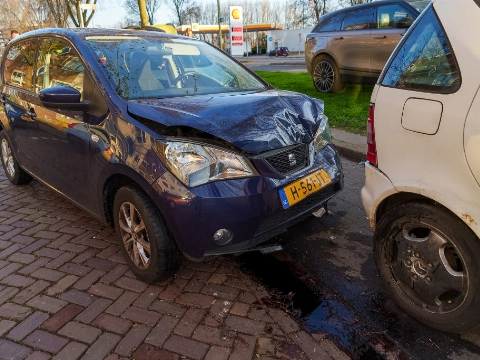 Uitwijkmanoeuvre eindigt tegen geparkeerde auto