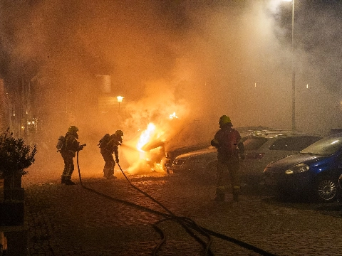 Brandende bestelbus beschadigt ook andere auto's