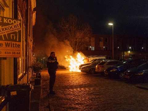 Brandende bestelbus beschadigt ook andere auto's