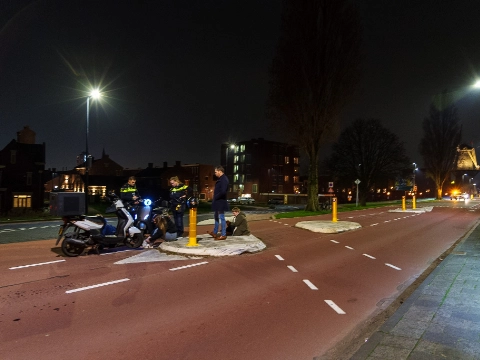 Bezorgscooter onderuit op Westlandseweg
